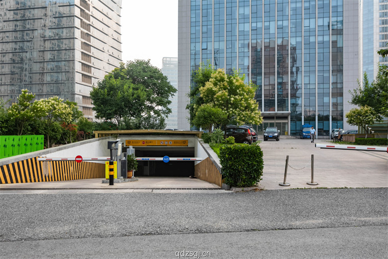 地下停车场入口